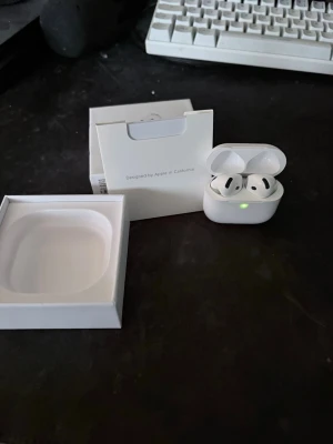 Apple AirPods 4 - Jag säljer mina AirPods 4 då dem inte har fått användning. Allt kommer upp när man söker upp serienumret. Dem är nästintill helt nya