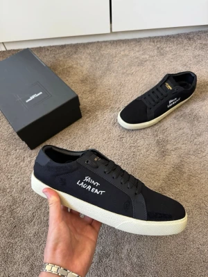 Saint laurent skor  - Hej! Säljer nu de här Svarta Saint Laurent skorna. Perfekt för en stilren look och vardagliga skor. Storlek 45. Helt nya.  Pris kan diskuteras vid snabbaffär. Vid frågor eller funderingar hör av dig mvh 😁