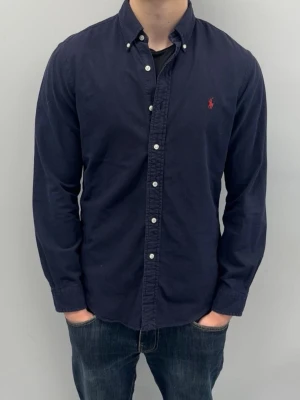 Ralph Lauren skjorta - Fint skick inga defekter. Slimfit storlek M | modellen är 185 cm lång och väger ca 76 kg.