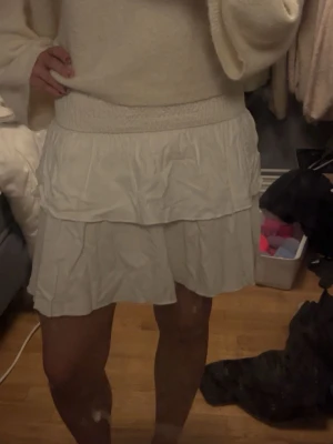 Vit volangkjol med resårmidja - Vit volangkjol! Köpt från Vinted så vet ej märke❤️ lite skrynklig men går att stryka