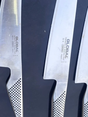  2 köksknivar från Global - Säljer fyra stilrena köksknivar från Global i rostfritt stål. Knivarna har silverfärgade blad och handtag med karakteristiskt prickmönster för bra grepp. Perfekta för matlagning och snygga att ha framme i köket.