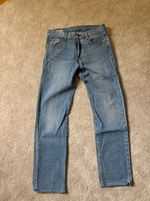 Nya ljusblå raka jeans från Levi's 501 - Klassiska ljusblå jeans från Levi's med rak passform, 501. Helt oanvända, herrmodell.