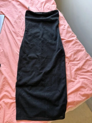 Svart glittrig klänning från Gina Tricot  - Svart glittrig klänning perfekt till fest! Endast använd en gång