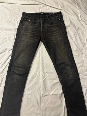 Replay jeans - Säljer ett par replay anbass jeans. Storlek W29 L32. Modellen på bilden är ca 185 o väger 70 kg. Skriv vid minsta fundering.
