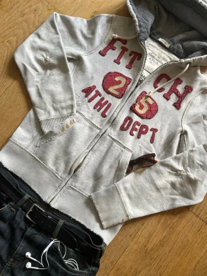 Abercrombie & fitch hoodie - Säljer denna riktigt snygga Abercrombie & fitch hoodie 🙌 Storlek: S men passar också M Skick: 8/10 🔥  Har några lagningar samt några små hål på vissa ställen  💬Skriv vid frågor! 💸 Pris kan diskuteras vid snabb affär! 📦 Skickas snabbt!