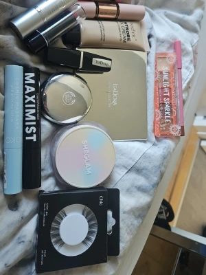 Makeupkit med basprodukter & mascara - Säljer ett komplett makeupkit med basprodukter som foundation, highlighter, puder, mascara, lösögonfransar och läpprodukter från märken som Isadora, SHEGLAM, OKOKO, Chic, Revolution, The Body Shop och m.m,  Perfekt för dig som vill ha allt för en snygg bas och fransar. Allt till ögonfransarna är oanvänt och det andra är bara testat några gånger 