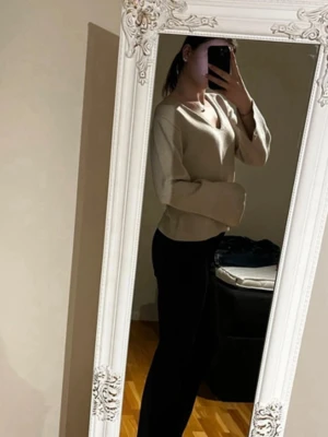 Tröja  - Jättefin beige stickad tröja i storlek S. Sitter jättesnyggt. På insidan av tröjan så har det färgat av sig blå färg från jeans, tröjan är även lite nopprig. Det finns bilder. Pris kan diskuteras! ☺️
