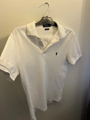 Polo Ralph lauren pike  - Tja säljer denna extremt schyssta piken för ett bra pris! Den är knappt använd och behöver bara strykas sen är den som ny, perfekt nu inför sommaren! Pris går att diskuteras👌