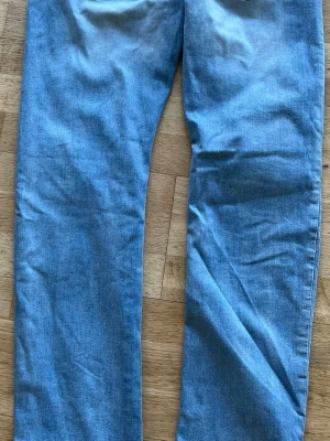 Ljusblå stretchiga jeans - Säljer ett par ljusblå stretchiga jeans i relaxed fit.