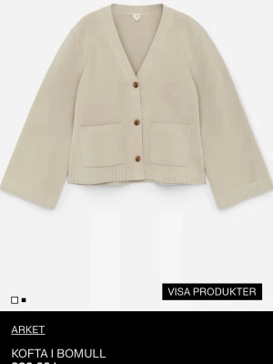 Beige kofta i bomull från Arket - Beige kofta från Arket, använd bara ett fåtal ggr, och skicket är nästan som nytt. Köpt för 990kr. Pris kan diskuteras. 
