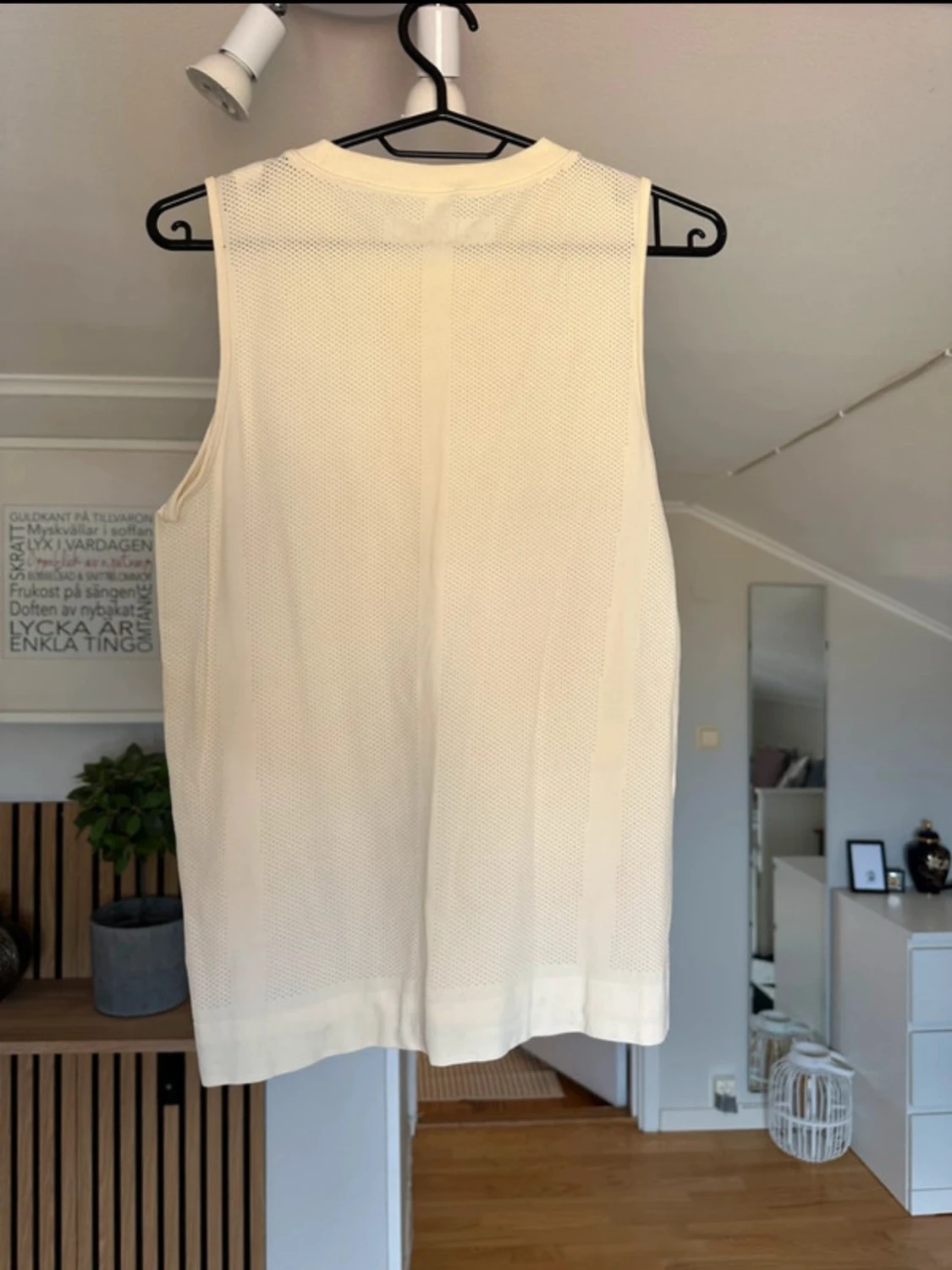 Beige ärmlös linnetopp - 2
