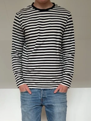 Randig tröja - Långärmad randig T-shirt i strl M men sitter som en S. Bra skick utan nåra defekter och hör gärna av er vid frågor elr funderingar!!