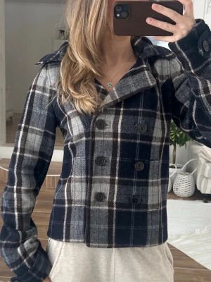 Rutig skepparkavaj  - En vintage skepparkavaj från Abercrombie i barnstorlek XL, motsvarar en vanlig XS. Finns 1 lös knapp som håller luva, funkar dock hur fint som helst. Jag fraktar inom 24h, frakt med PostNord prioriteras.