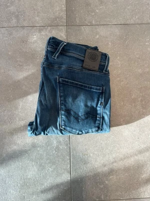 Replay anbass - Tjena, säljer nu dessa riktigt snygga Replay anbass i Stl W33 L32. Dom är i riktigt bra skick. Nypris 1600✅Vid minsta funderingar så är det bara att höra av sig//Allt gott 