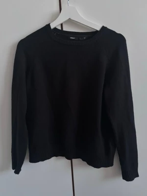 Svart stickad tröja från ONLY - Säljer denna stickade tröjan från ONLY som inte kommer till användning längre🥰
