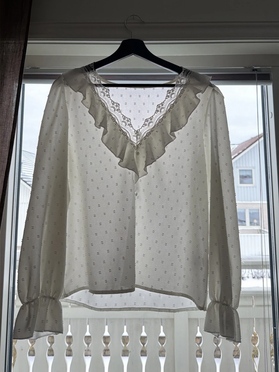 Vit blus med volang och spetsdetalj