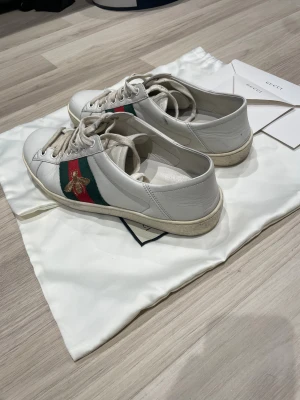 Gucci Ace - Säljer ett par snygga Gucci ace i storlek 42 dom är i fint sick och ligger ute för ett bra pris på 1399kr hör gärna av er vid intresse och frågor!