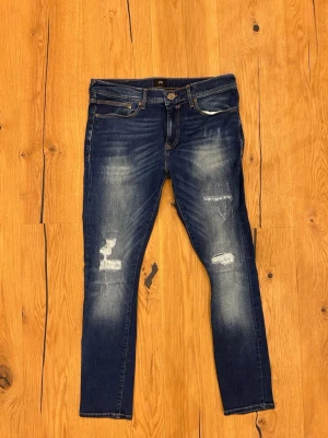 Jeans med slitningar - Jeans med fade och slitningar ute‼️‼️Riktigt sköna från River island Skicl 9/10 Tveka inte på att fråga🤗🤗