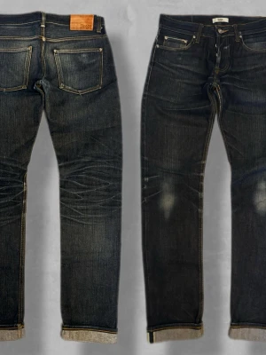 Selvedge Jeans Straight W31  - Säljer ett par sjukt feta jeans för dig som uppskattar hantverk i stil med Iron Heart och Momotaro. Fantastisk karaktär med naturliga honeycombs och slitningar. Klassisk selvedge-kant, dolda nitar och rejäl läderpatch. Tidlös rak passform. Mått: • Midja: 41 cm • Innerben: 84 cm (Ytter 110 cm) • Fotvidd: 17 cm 