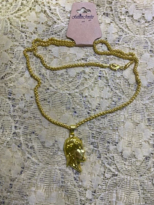 Jesus Guldhalsband  - Snyggt guldpläterat halsband från Fashion Jewelry med ett unikt hänge i form av jesus . Kedjan har en klassisk design och stängs med ett karbinlås. Perfekt för dig som gillar statement-smycken och vill sticka ut.