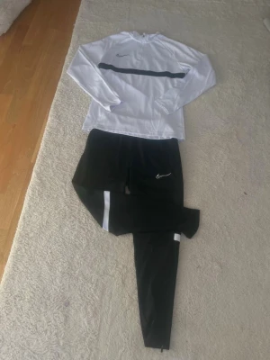 Nike  - Snygg Nike tränings tracksuit. I topp skick och helt felfri, knappast använd.