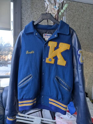Vintage Varsity Jacket - Säljer min Vintage Varsity Jacket, köpt från second hand affär, på Beyond Retro i Stockholm om jag minns rätt. Ni får bedöma skicket själva men finns inga hål i den överhuvudtaget. Säljer denna på Vinted också, så först till kvarn gäller. OBS: M i storlek men sitter lite som oversized S. 