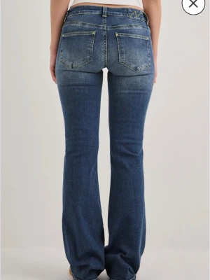 Blå bootcut jeans från Nelly  - Hej! Säljer mina nya jeans från Nelly dom är använda en gång men säljer då jag tyckte d va lite stora, nypris 699kr stl 34❤️pris kan diskuteras ❣️