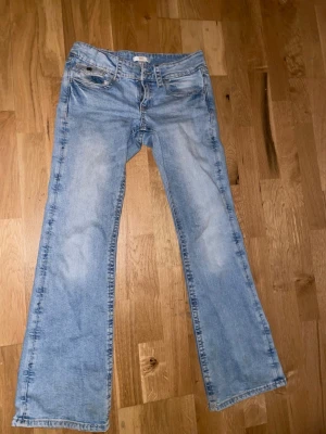 Ljusblå bootcut jeans - Säljer ett par ljusblå jeans med fickor där bak💗 storlek 158
