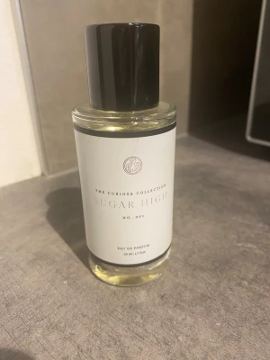 Parfym Sugar High 50 ml - Säljer Sugar high 50ml från Curiosa🍦🍒 Endast testad fåtal gånger så flaskan är nästintill full. Är en av Curiosas nyaste släpp! Men också deras första helt egna skapelse, dvs som inte är en tolkning utav någon annan parfym. Blivit snabbt populär & är perfekt för dig som gillar unika dofter! 