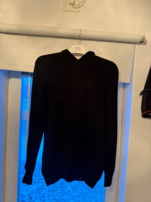Svart 100% kashmere hoodie - En fin kashmere hoodie, riktigt skön material och bra hoodie 