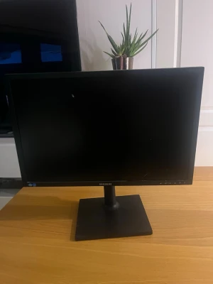 Samsung skärm  - Säljer en fullt fungerande data skärm ifrån Samsung. Har haft den som gaming skärm till forre och cs osv. Den funkar och är i använt skick! Säljer billigt för vill bli av med den! Tyvärr har den ingen HDMI intag i skärmen, men man kan ha som extra skräm!