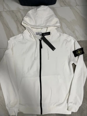 Vit zip Stone Island  - Säljer för jag inte använder den. Hör av er!