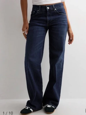 lågmidjade jeans - Jättefina mörkblåa jeans från Nelly! de är en ”loose” modell så de sitter lite lösare på. Köpte de för bara några månader sen och älskar verkligen men passar inte mig längre🥲när jag köpte de va jag storlek 36 och de passade bra, ville inte att de skulle vara så lösa så jag tog en storlek mindre🫶🏻