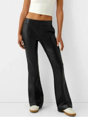 Skinnbyxor  - Jättefina lågmidjade skinnbyxor från Bershka, de är utsvängda och har en dekorativ ficka där bak. Säljs då de inte kommer till användning. 