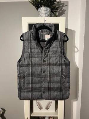 Stenströms väst (helt ny) - Säljer nu min helt nya väst från Stenströms (otroligt svår att få tag på) Skick 10/10, nypris 3700, size , kvitto å tags kvar, skriv för mer frågor eller bilder 😊