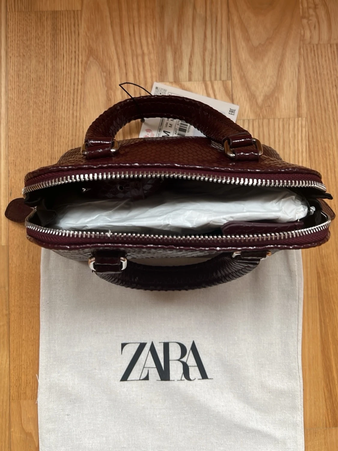 Vinröd handväska i ormmönstrat från Zara - 1