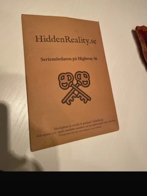 Seriemördaren på Highway 56  - En mordgåta från HiddenReality, Seriemördaren på Highway 56. Perfekt för dig som gillar mysterier och mordgåtor.