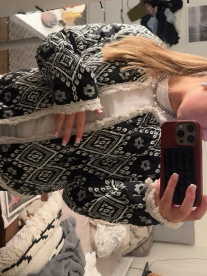 Svartvit mönstrad cardigan - säljer denna as balla svartvita cardiganjackan jackan 🖤🤍 skulle säga att den passar som s kontakta för mer frågor! 