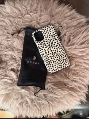 svartvitt prickigt mobilskal Burga - snyggt mobilskal från Burga med svartvita prickar i dalmatinermönster. skalets form är anpassad för iphone 11 men passar även på iphone 12 eventuellt..! 🥹köpt för 200kr på vinted.