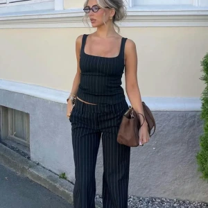 Raka randiga kostymbyxor Bikbok ”MIA” - Enormt snygga kostymbyxor från Bikbok som tyvärr är försmå för mig. Aldrig använda, bara provade, men prislappen är inte kvar. De är lågmidjade och raka i modellen. Nypris är 499 kr.