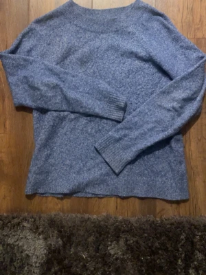 Blå stickad tröja från Vero Moda - Säljer en stickad tröja från Vero Moda. Väldigt bra skick. Hör av er vid frågor eller intresse!
