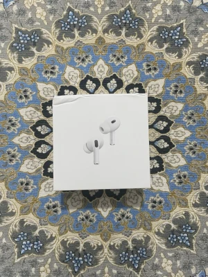Apple AirPods Pro 2 - Säljer ett par Apple AirPods Pro med vit laddningsetui. grymt ljud och smidig anslutning till din iPhone.