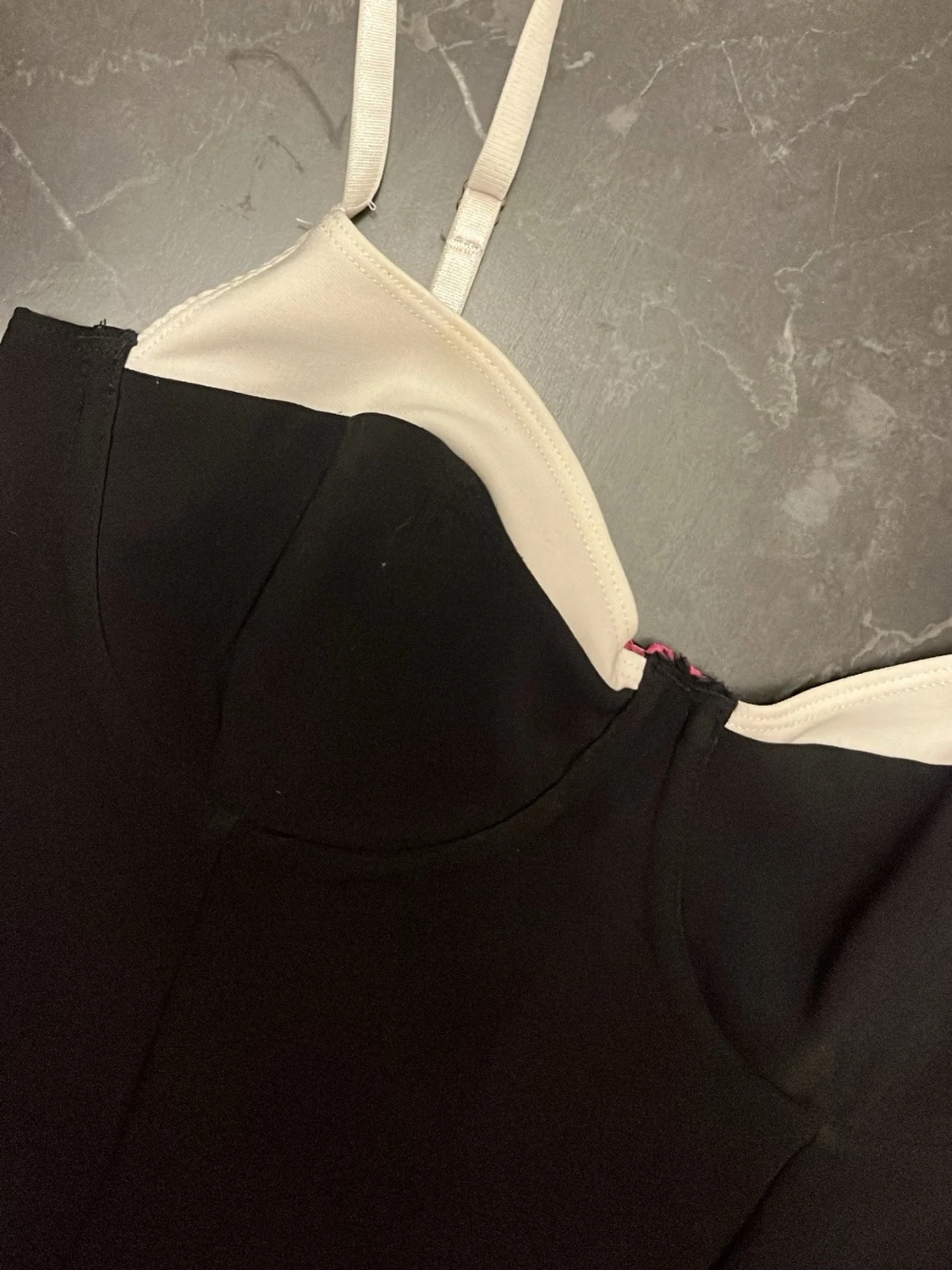 Svart och vit korsettlinne med bygel - 1