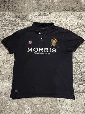 Morris piké - En riktigt fin piké ifrån Morris! Den är i ett mycket bra skick och i herrstorlek L men sitter som en M enligt mig!👌 Tveka inte på att skriva ifall du är i behov av fler bilder på plagget eller mått! 📸📏 Skriv vid minsta lilla fundering då jag oftast svarar fort! 💬 Fraktar alltid samma dag eller dagen efter beställning! 🚛