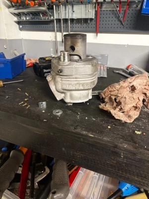 Stage6 mk2 cylinder kit - Säljer ett cylinderkit från stage 6, Den kommer med alla delar packnkngar kolv kolvbult och sånt . Suttit på en aerox, cylindern har endast gått 5mil 