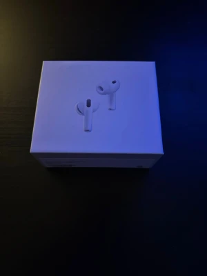 Apple AirPods Pro 3 trådlösa hörlurar - Säljer ett par vita Apple AirPods Pro med stilren design och kompakt laddningsetui. Hörlurarna är trådlösa och har en modern, minimalistisk look i plast. Perfekta för dig som vill ha grymt ljud och smidig anslutning till din iPhone eller andra Apple-enheter. Kvitto finns tyvär inte då det var en gåva 