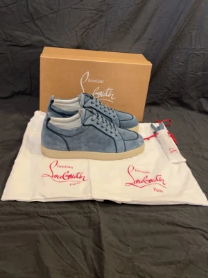 Christian Louboutin  - Säljer ett par Christian Louboutin skor. Skick: 10/10🧮  Inkluderat: allt og ingår!♦️  Pris: 4599kr🎗️  Storlek: 45♣️ 