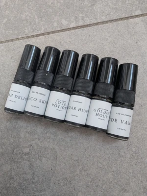 Parfymtesters från Curiosa - Säljer ett set med sex parfymprover från Curiosa. Turkish Delight, Coco skin, Love Potion, Sugar high, Golden Hour och Nude vanilla. Alla flaskor är 2 ml och endast testade en gång förutom Nude Vanilla som är ca 1,5 ml i. 120 kr för alla 6. 