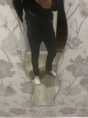 Mörkblå jeans från Nudie Jeans - Säljer ett par mörkblå jeans från Nudie Jeans med klassisk femficksmodell och kontrastsömmar. Jeansen har raka ben och detaljerade bakfickor med Nudie Jeans signaturbrodyr. Perfekta för en stilren och enkel look. Pris går att förhandla!