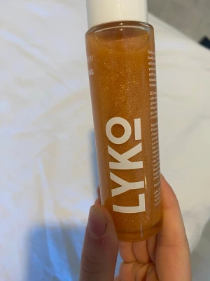  body glow lyko  - Lyko Glow Digital Shimmer Body Oil är en skimrande kroppsolja i en genomskinlig plastflaska med vitt lock. Oljan har en gyllene, glittrig färg som ger huden ett snyggt glow. Perfekt för att boosta lystern och få en fräsch finish. Den har aldrig använts eller ens öppnats, nypris ligger på 150kr